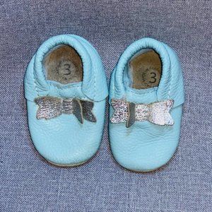 Minimocs/Heyfolks soft soled shoes blue with silver bows size 3